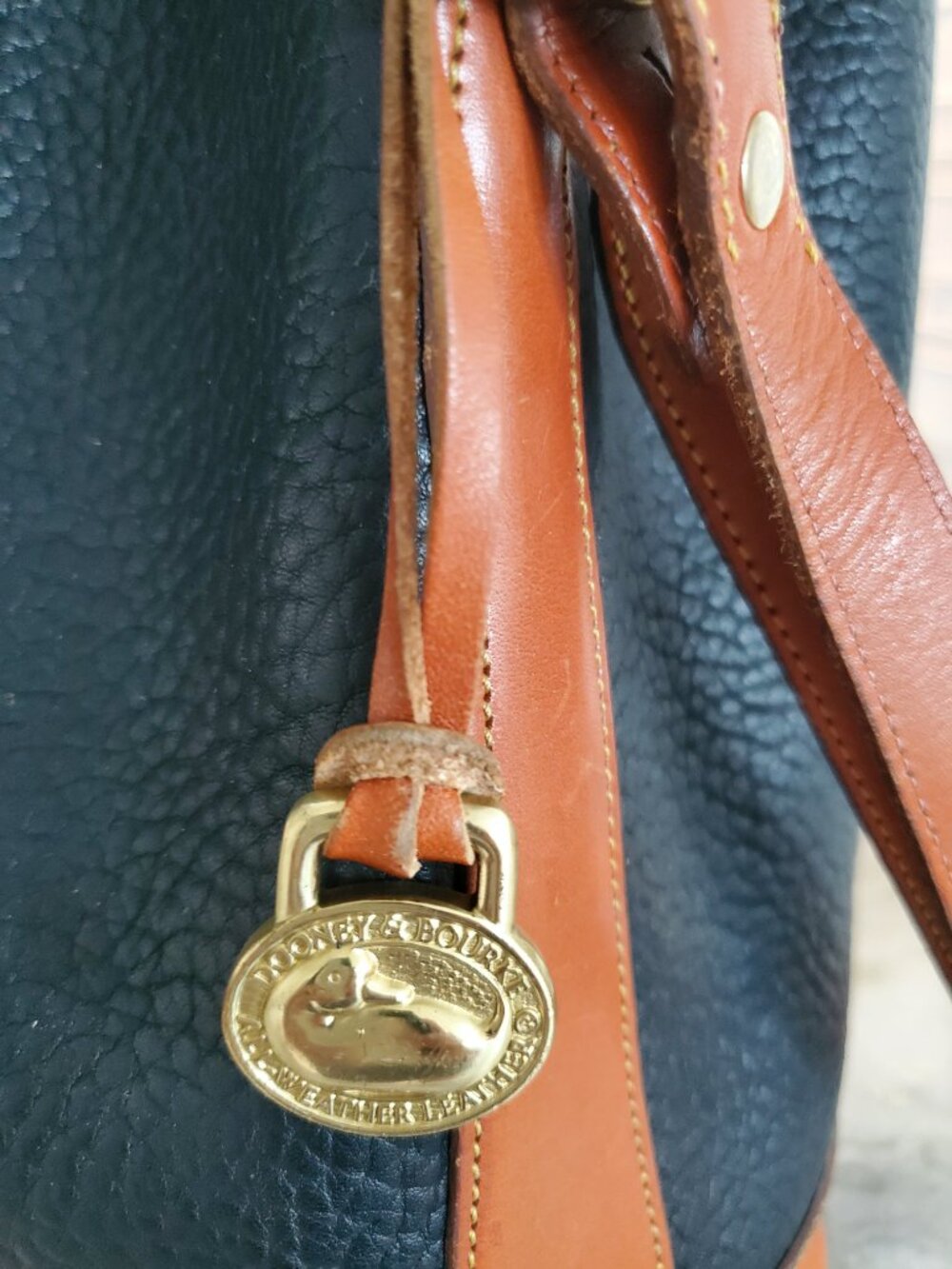 Vintage Dooney & Bourke 90s Drawstring Bucket Bag Black & BritisTan - Picture 9 of 10